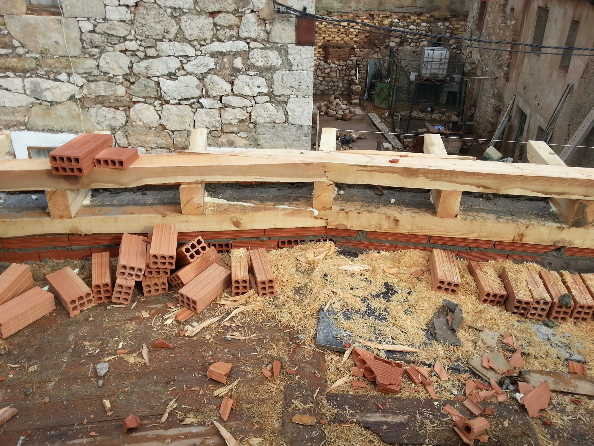 Estructura de ladrillo y madera