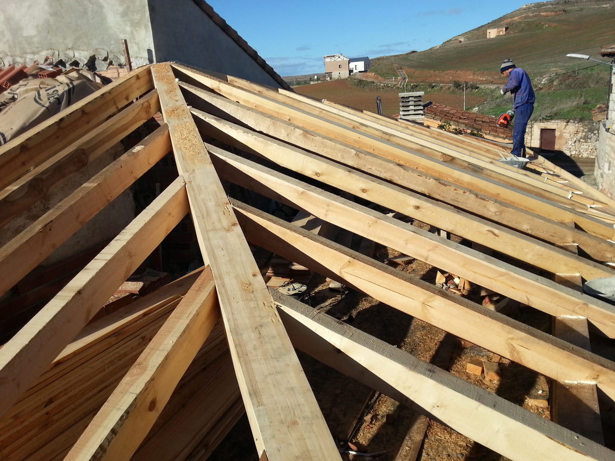 Profesional trabajando en la estructura de un tejado