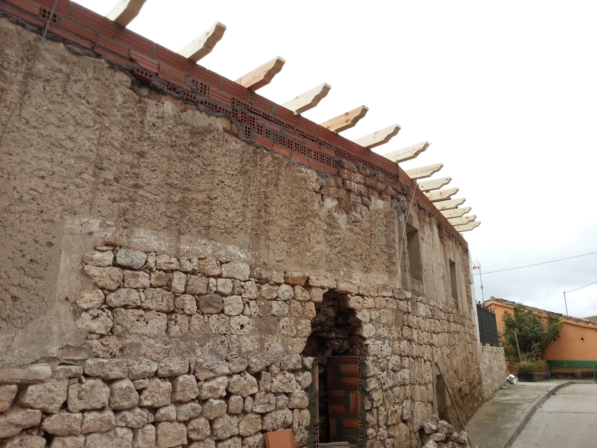 Fachada de piedra con estructura nueva