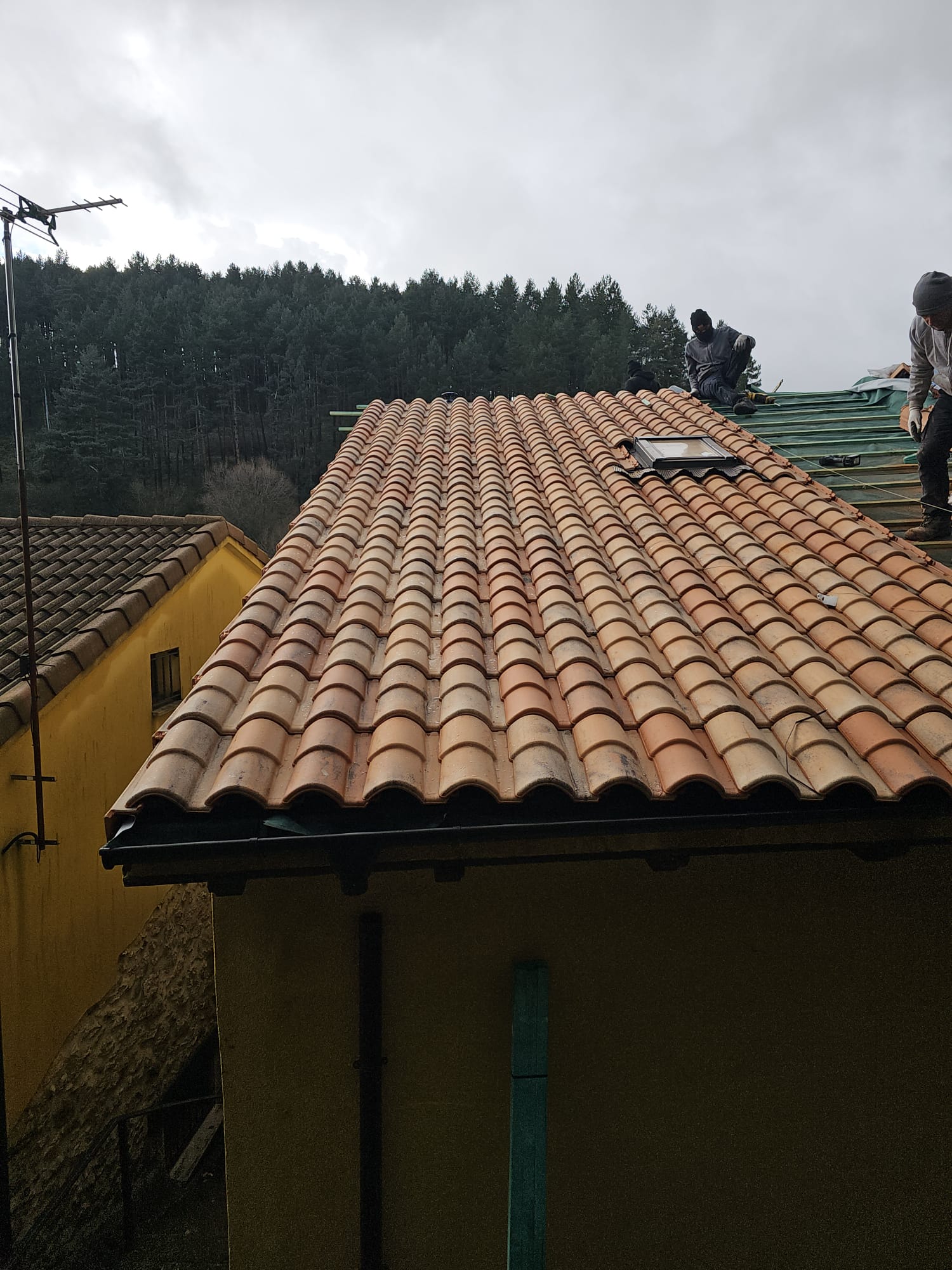 Equipo trabajando en una cubierta