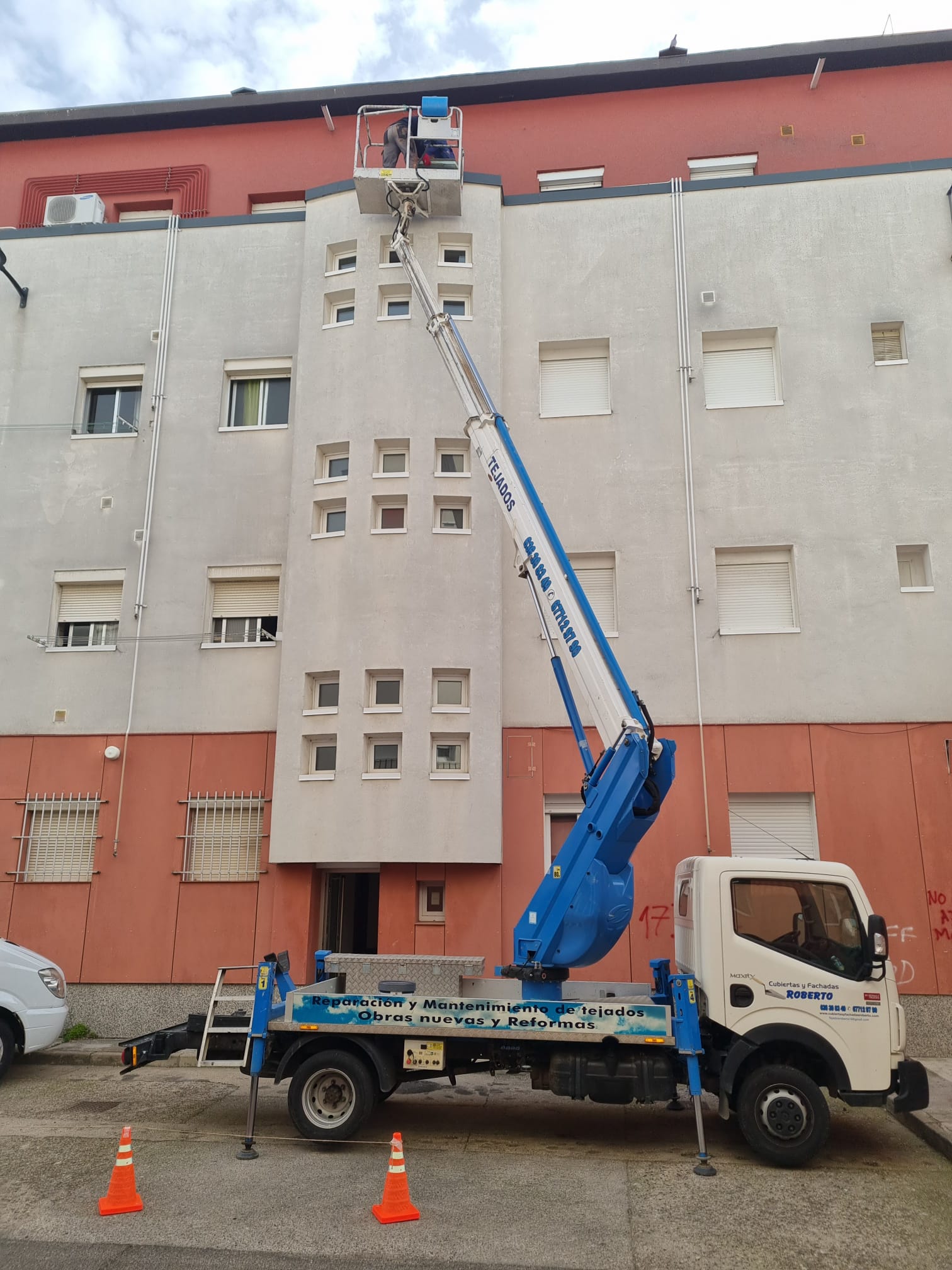 Trabajo de fachada con plataforma elevadora de Tejados Roberto